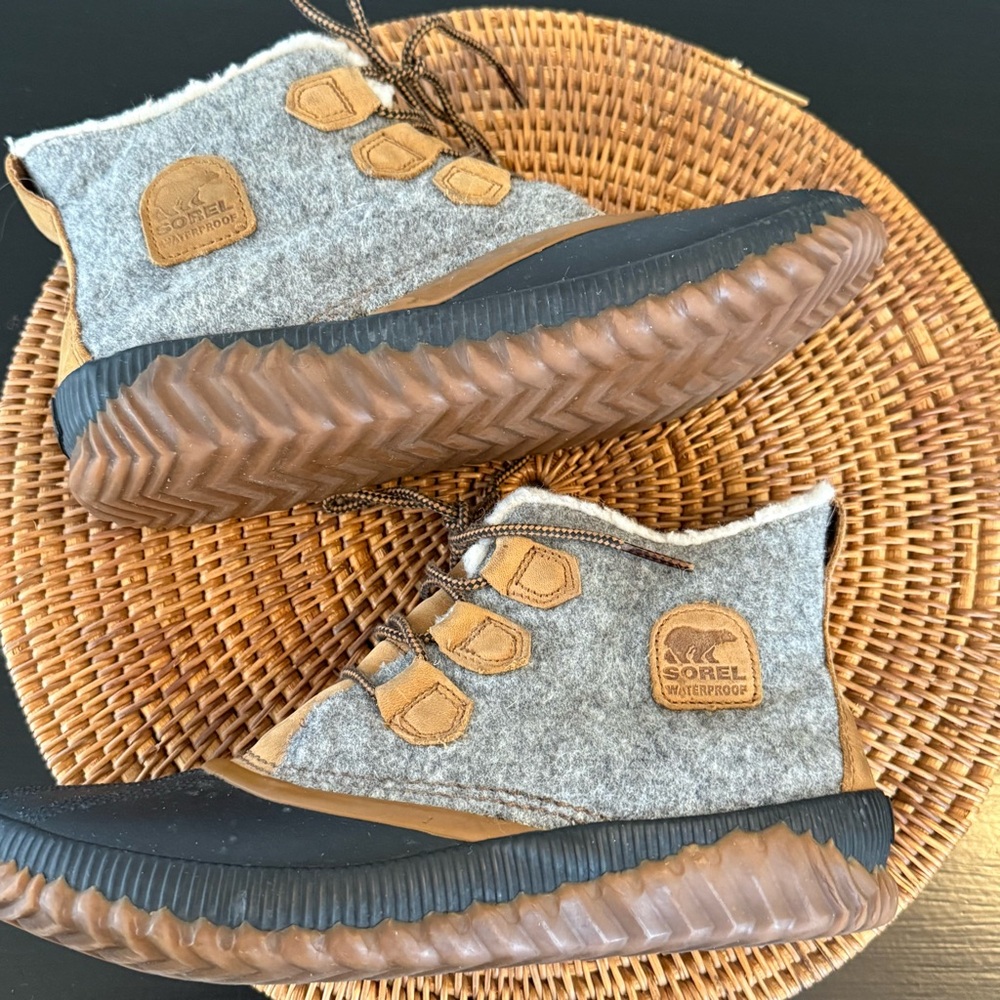 Sorel Gray and Tan Waterproof Boots- insoles missing - Picture 5 of 8